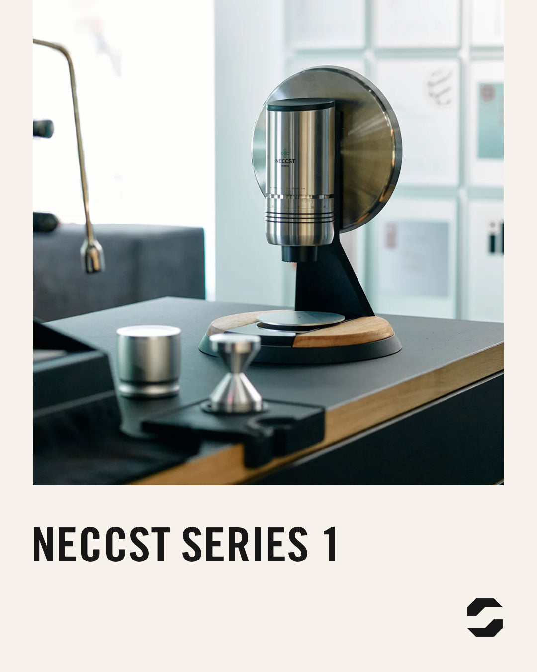 NECCST Series 1 GBW manual coffee grinder with wood base and integrated scale on a coffee bar